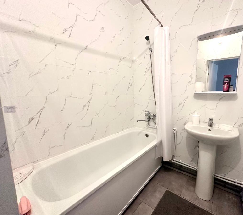 1 Комнатная Драмтеатр 1Bedroom Apartment Ustʼ-Kamenogorsk エクステリア 写真